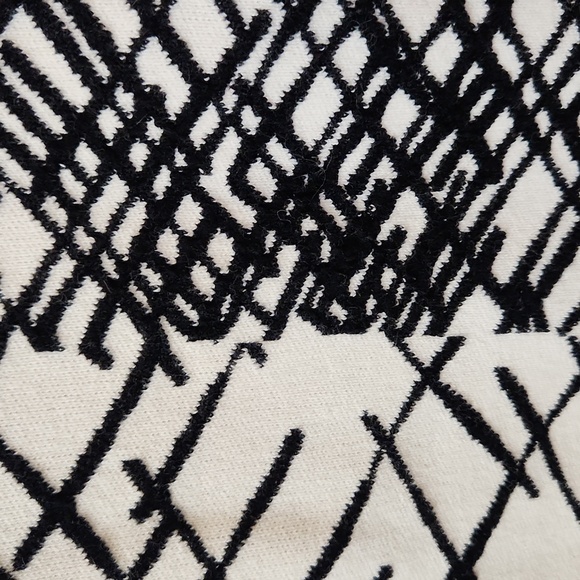 Mint condition black and white top - Picture 4 of 4